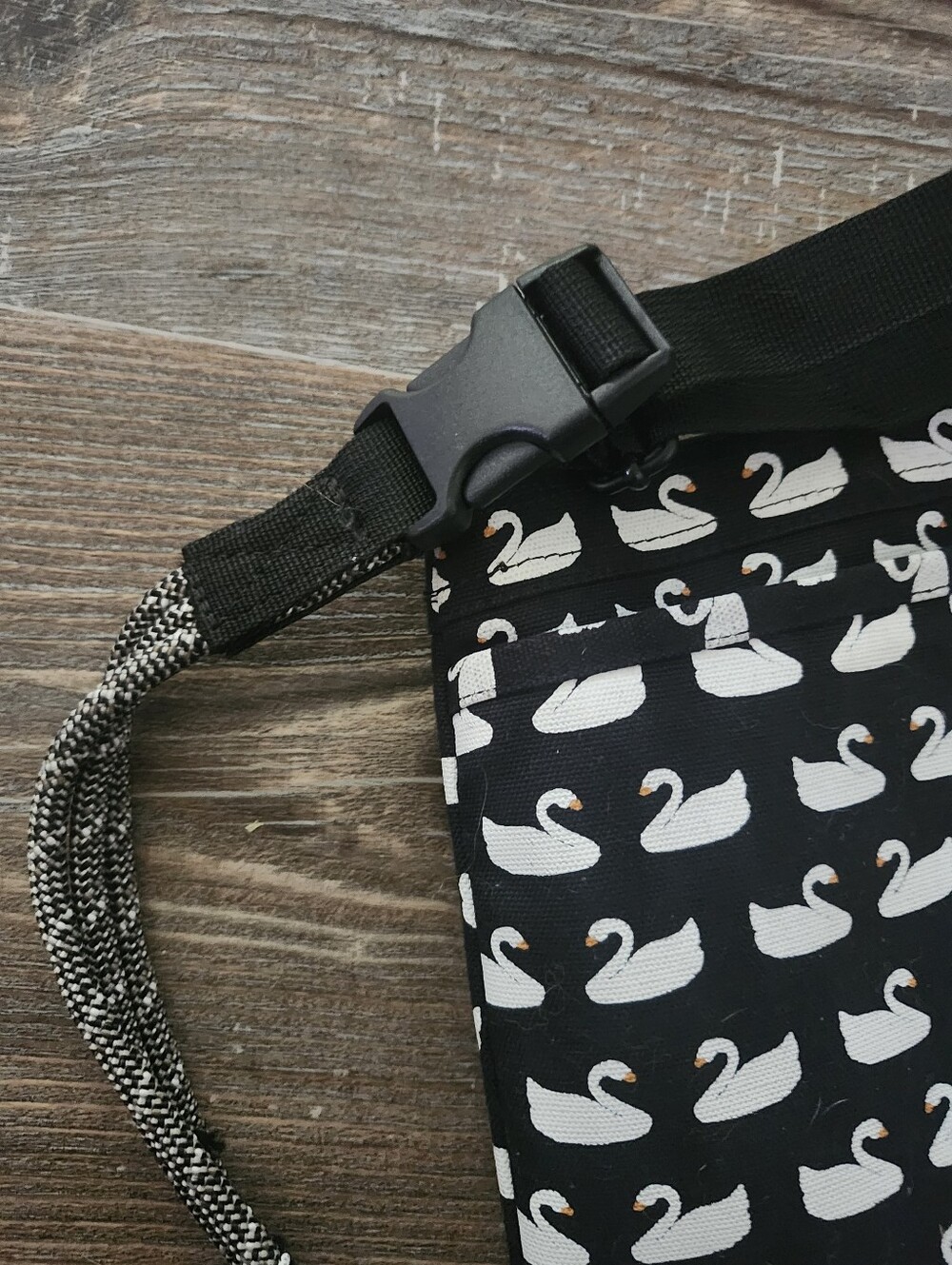 Kavu Black & White Swan Pattern Crossbody - Picture 4 of 5